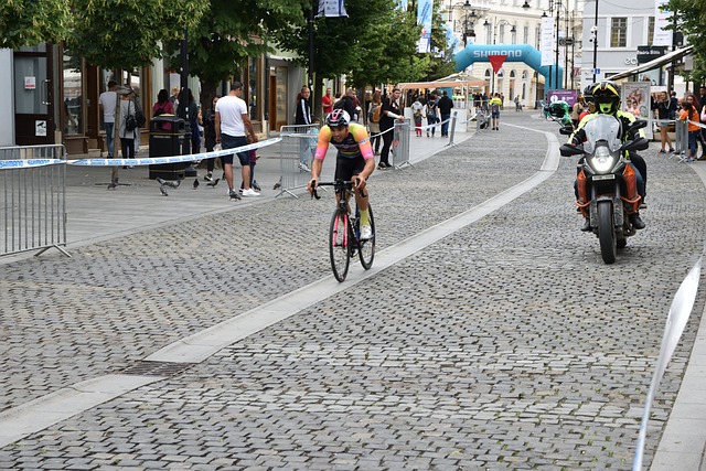 发布会上公 发布会上公